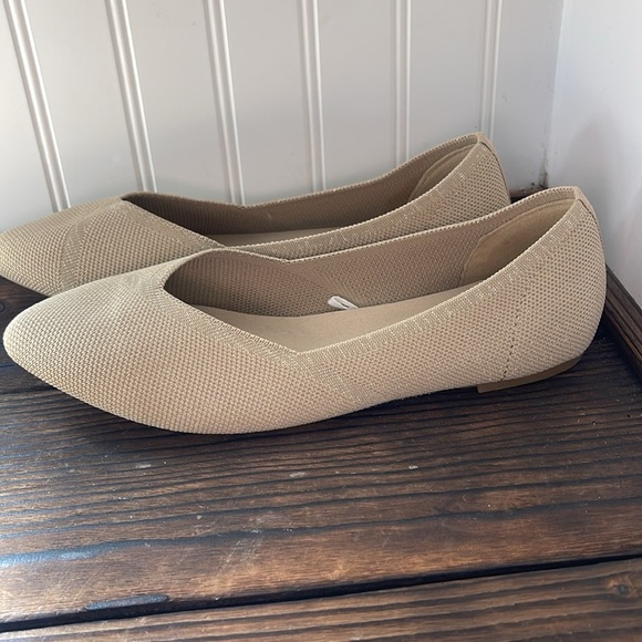 NWT Jellypop Women's Tan Mesh Ballet Flats - Picture 2 of 7